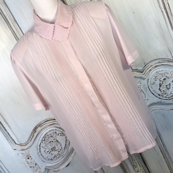 Sweet VINTAGE Soft Pink Short Sleeve Pin Tuck Front Detailing Button Down Top - Picture 2 of 13